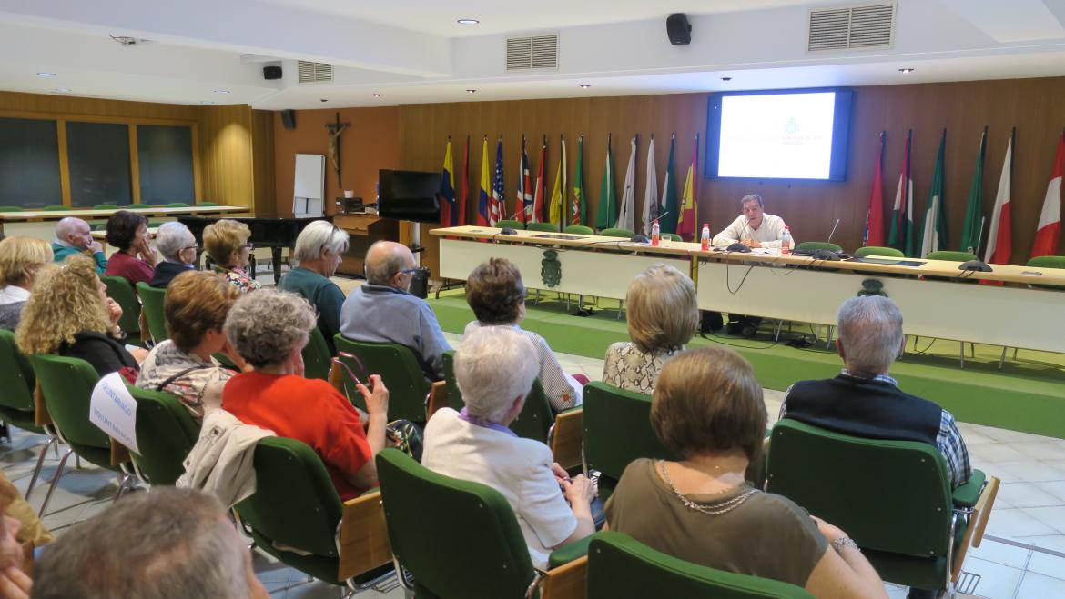 El juez de menores Emilio Calatayud durante su ponencia en el Hospital San Rafael