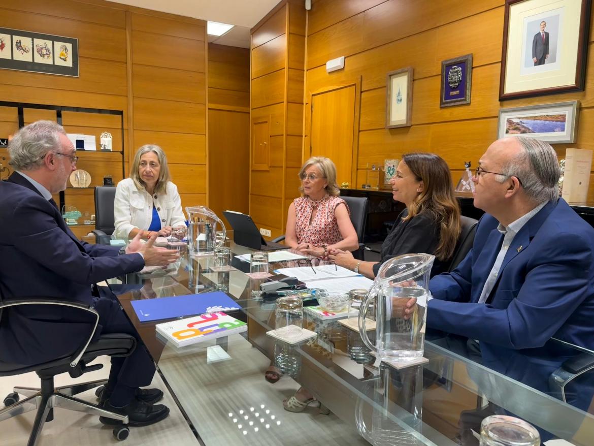 El subdirector asistencial, la directora territorial y el Consjero Provincial de San Juan de Dios en Andalucía se han reunido con la consejera y viceconsejera de Salud.jpg