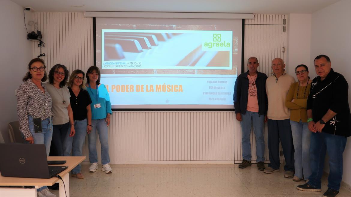 Verónica Gea, psicóloga del EAPS del Hospital San Rafael y Fundación ‘La Caixa’ impartiendo el taller.